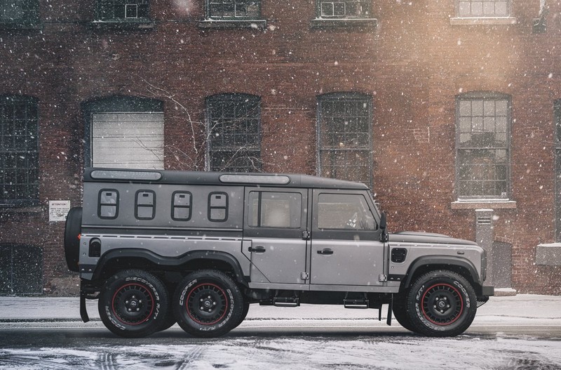 Project Kahn Huntsman 1945 Retro Classic Light Alloy Wheels - 8x18" Matt Black with Red Stripe for Defender 90/110 - Image 9
