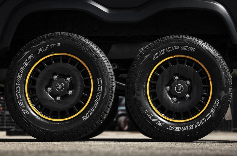 Project Kahn Huntsman 1945 Retro Classic Light Alloy Wheels - 8x18" Matt Black with Red Stripe for Defender 90/110 - Image 10