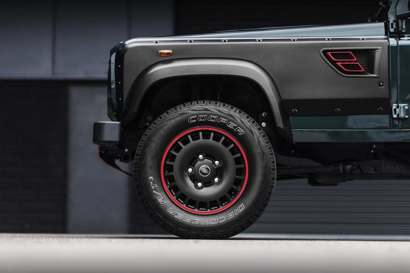 Project Kahn Huntsman 1945 Retro Classic Light Alloy Wheels - 8x18" Matt Black with Red Stripe for Defender 90/110 - Image 2