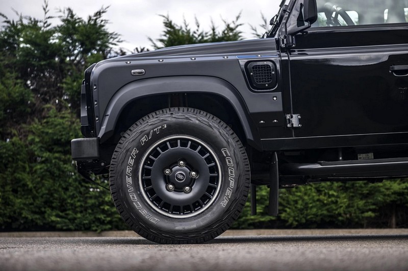 Project Kahn Huntsman 1945 Retro Classic Light Alloy Wheels - 8x18" Matt Black with Red Stripe for Defender 90/110 - Image 3