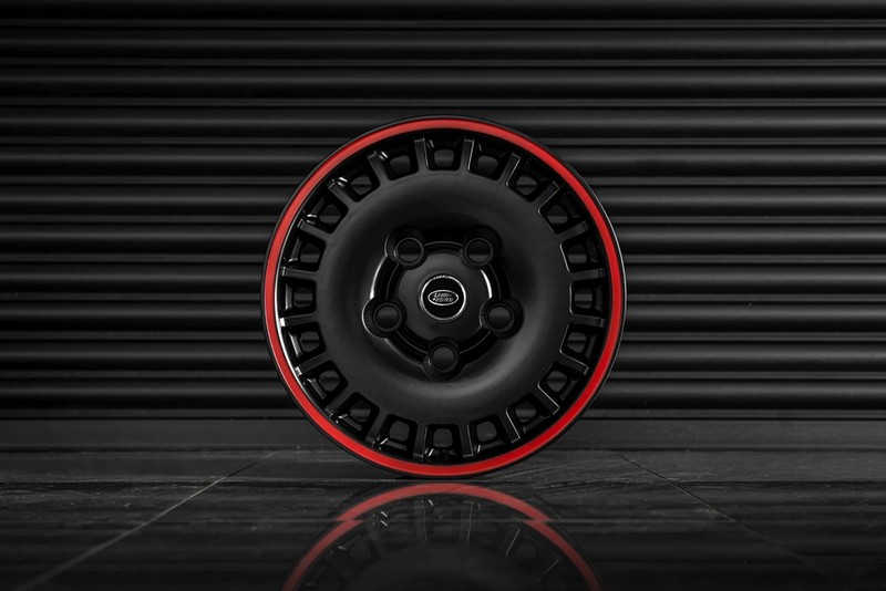 Project Kahn Huntsman 1945 Retro Classic Light Alloy Wheels - 8x18" Matt Black with Red Stripe for Defender 90/110 - Image 17