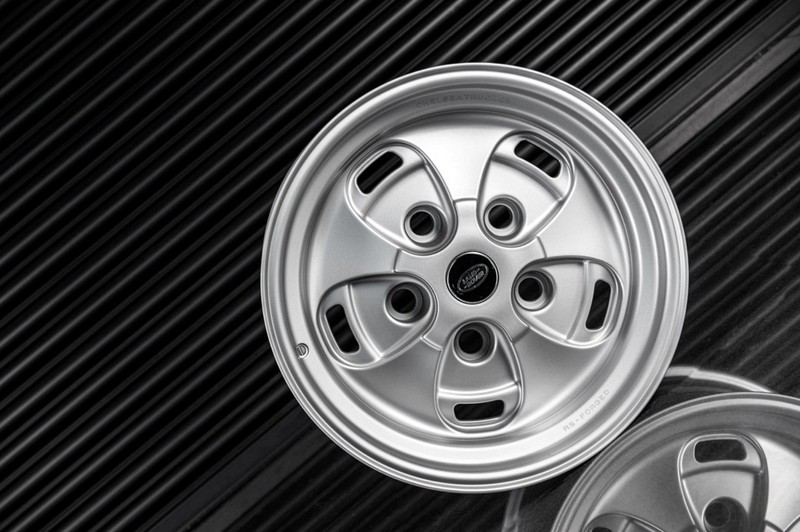 Project Kahn Rostyle Inspired RS-Forged Alloy Wheels - 9x18" RS-Forged Matt Silver for Defender 90/110 - Image 4