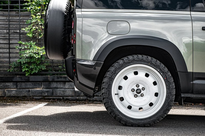 Project Kahn Exposed Carbon Rear Bumper Spats for 2020+ Defender 90/110 - Image 9