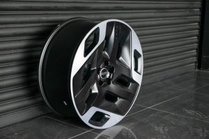 Project Kahn Type 33 Forged Alloy Wheels - 10x23" Satin Black / Diamond Cut for 2020+ Defender 90/110/130 - Image 3