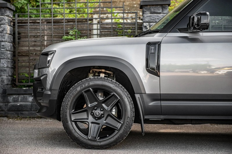 Project Kahn CTC Side Vents with CTC Badges - Gloss Black for 2020+ Defender 90/110/130 - Image 5