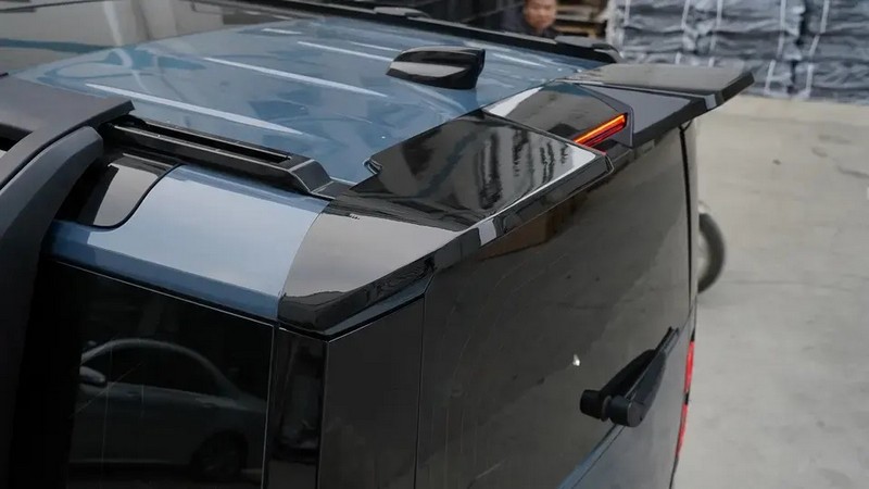 Land Rover Defender Gloss Black Rear Roof Spoiler for 2020+ Defender 90/110 - Image 5