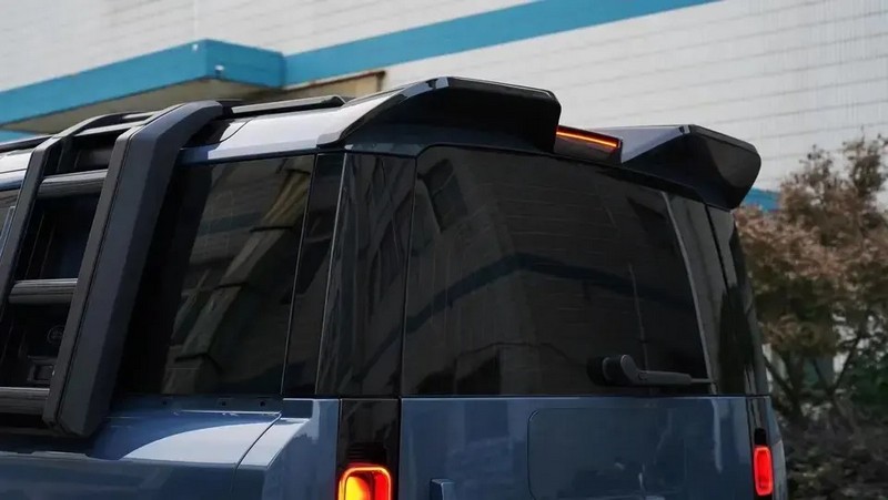 Land Rover Defender Gloss Black Rear Roof Spoiler for 2020+ Defender 90/110 - Image 4