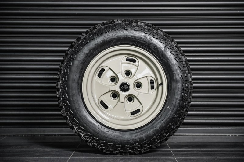 Project Kahn Rostyle Inspired RS-Forged Alloy Wheels and Tires for Defender 110